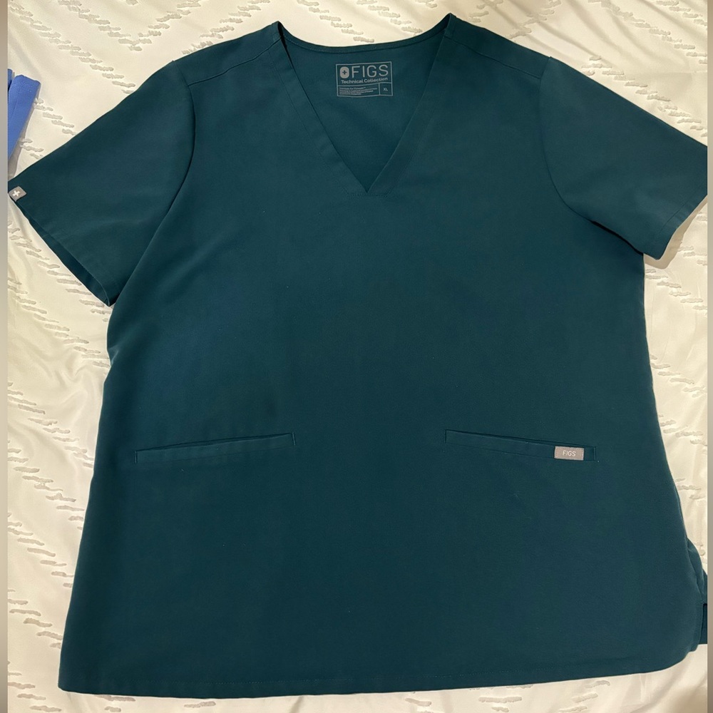 XL, Figs scrub top